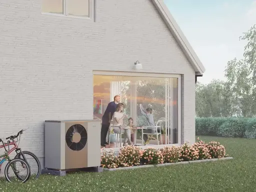 En familj njuter av en solig dag vid sitt hus, med en NIBE S2125-12 värmepump som diskret står vid sidan.
