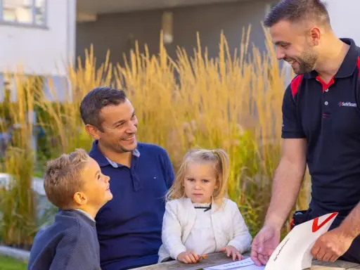 Familj samtalas med representant från SafeTeam, vilket skapar en trygg brf-miljö.