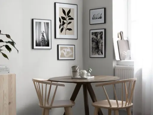 Tavellist inspiration vardagsrum med en dalmatiner, blad och abstrakt konst. Enkel och stilren inredning.