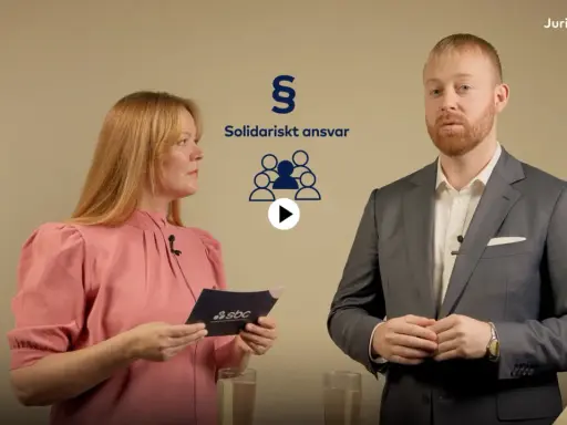 En kvinna och en man, troligen en ledamot i styrelsen, diskuterar "Solidariskt ansvar" framför en bakgrund med SBC-logotyp.