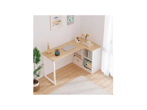 Hörnbord med bokhylla, perfekt skrivbord barn inspo. Ljus träyta, vit stomme, laptop, växter och böcker.