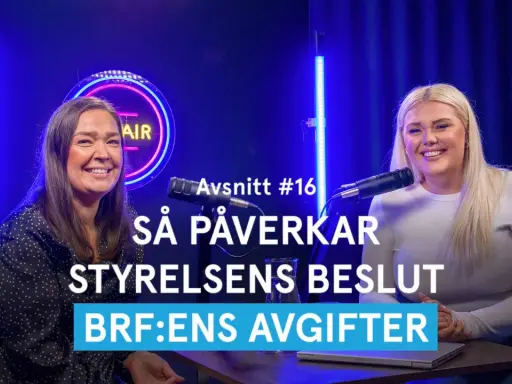 Två kvinnor diskuterar brf styrelse roller och hur styrelsens beslut påverkar avgifterna.