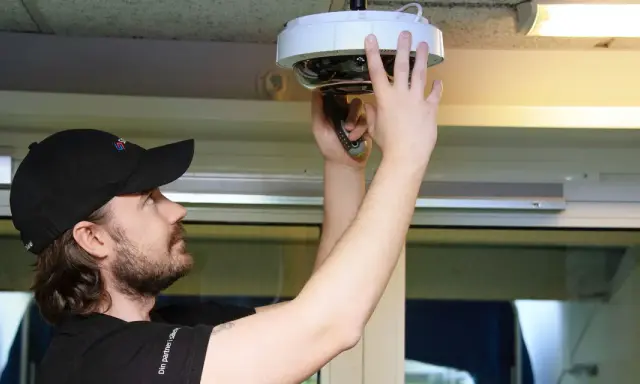 Tekniker installerar en övervakningskamera för kamerabevakning brf.