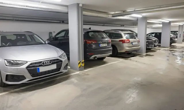 Parkeringsplats i garage med flera bilar. Kanske ett avtal parkeringsplats brf som reglerar användningen.