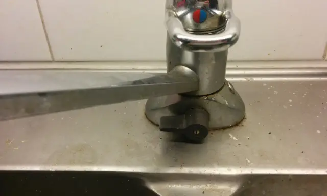 Kran med handtag för att reglera vatten till diskmaskin.