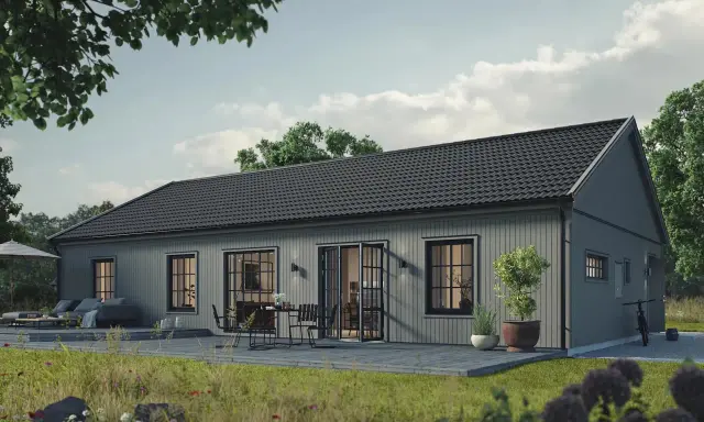 Grått enplanshus med altan och utemöbler. En cykel står parkerad vid husknuten. Drömmer du om ett eget hus med en bra kontantinsats?