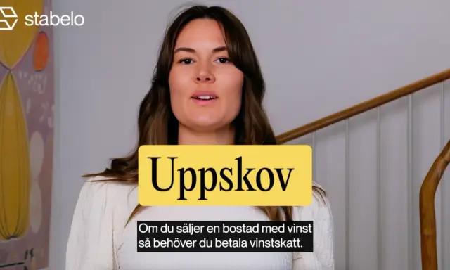 Kvinna pratar om uppskov av vinstskatt vid bostadsförsäljning.