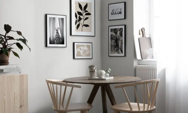 Tavellist inspiration vardagsrum med en dalmatiner, blad och abstrakt konst. Enkel och stilren inredning.