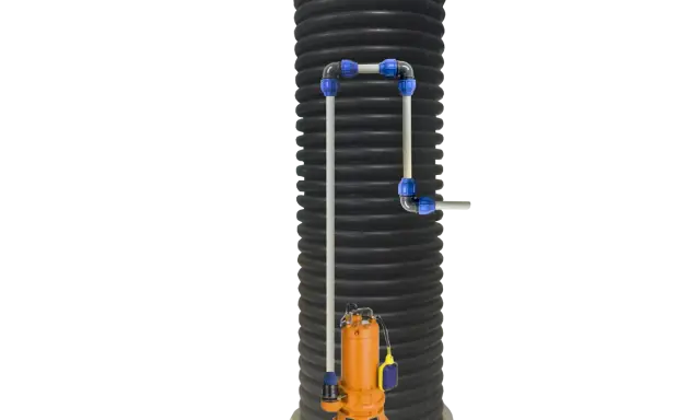 Brunn med pump som driver upp vatten.