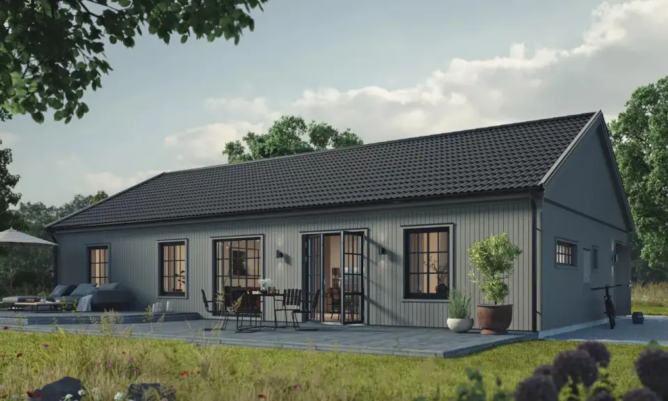 Grått enplanshus med altan och utemöbler. En cykel står parkerad vid husknuten. Drömmer du om ett eget hus med en bra kontantinsats?