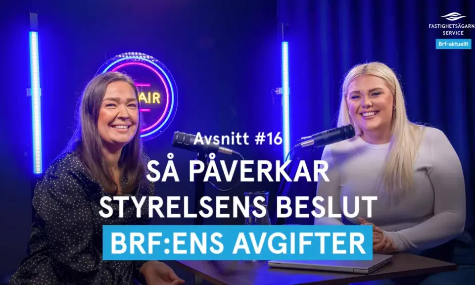 Två kvinnor diskuterar brf styrelse roller och hur styrelsens beslut påverkar avgifterna.