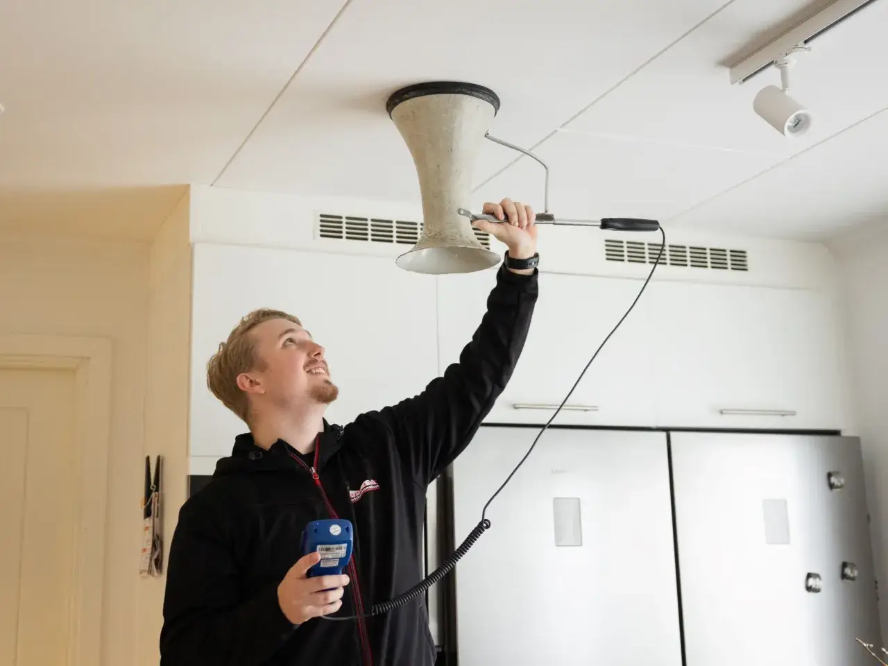 Man mäter ventilationen i taket med en mätutrustning. Man undrar ovk hur ofta detta görs.