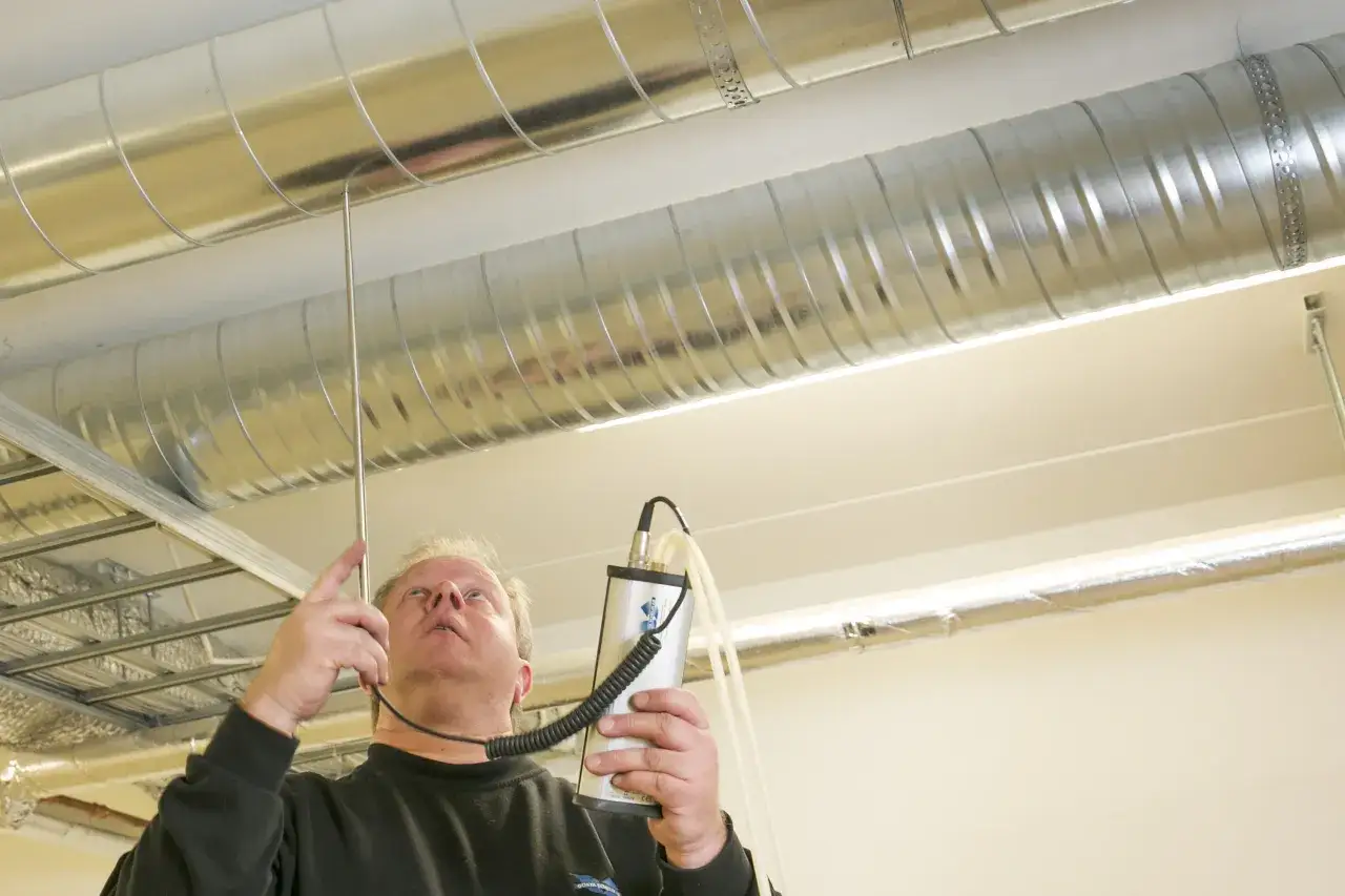 Man mäter luftflödet i ventilationsrör. Svårt att veta ovk hur ofta detta behöver göras.