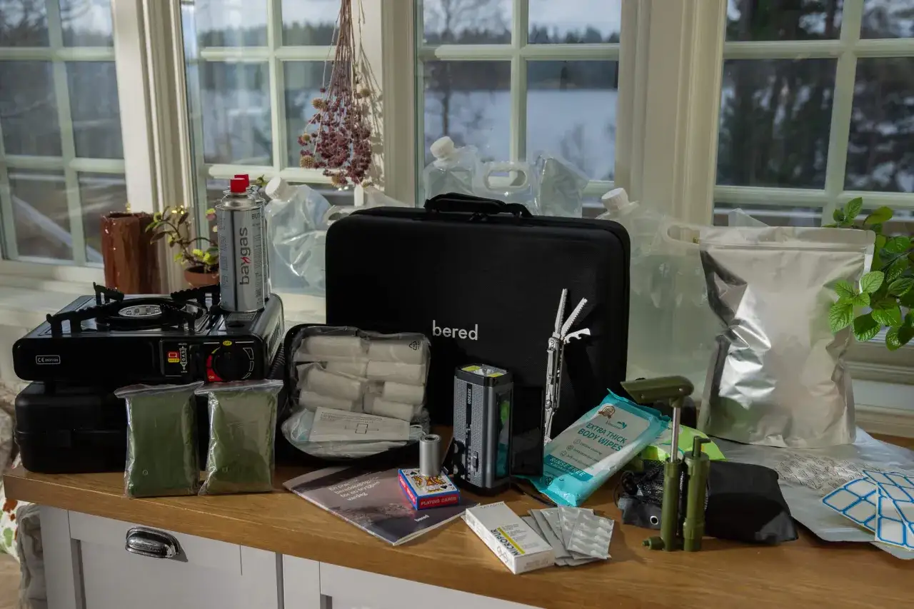 En beredskapsv&auml;ska med gasolk&ouml;k, vattenbeh&aring;llare, f&ouml;rsta hj&auml;lpen-kit, ficklampa och andra bra saker att ha hemma f&ouml;r en tryggare vardag.