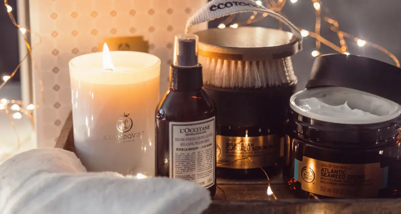 Mysig hemmaspa inspiration med doftljus, mist, body scrub och kräm. Perfekt för avkoppling.