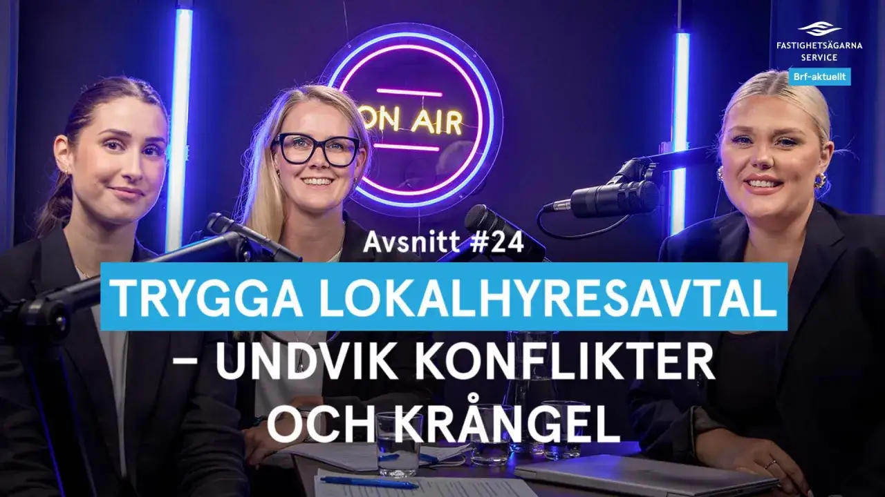 Tre kvinnor diskuterar trygga lokalhyresavtal. En neonring med