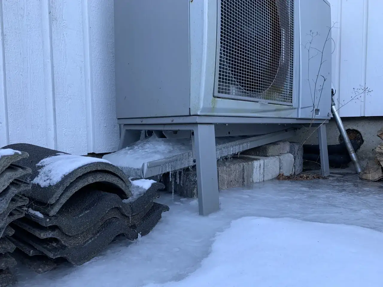 Is detta ett nibe s2125 problem? Isen runt värmepumpen och istappar tyder på det.