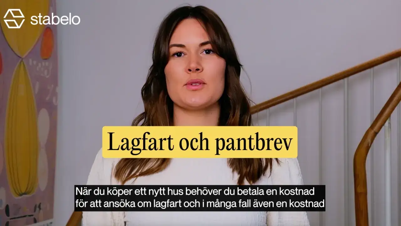 Kvinna pratar om lagfartskostnad vid gåva. Texten