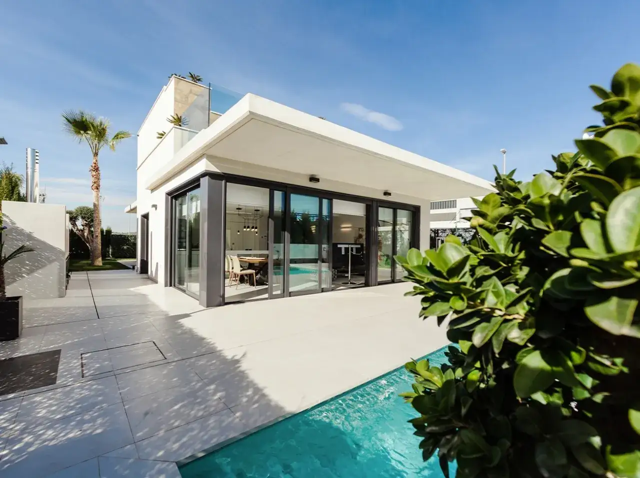 Modernt hus med pool och uteplats. Ett riktigt hus skatt med stora glaspartier som släpper in ljus.