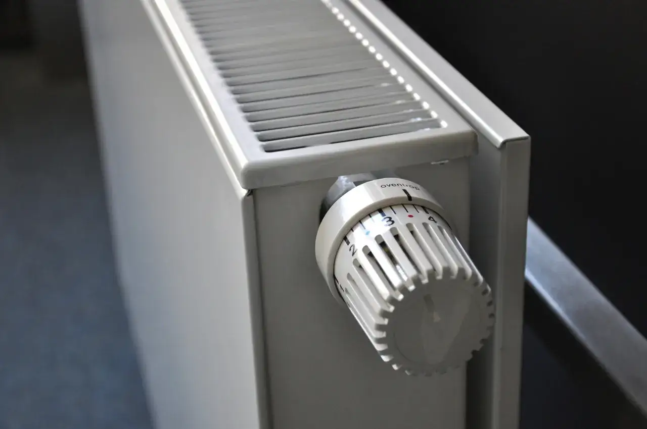 En vit element med en termostatinställning på 2. Det ser kallt ut, dags att höja värmen.